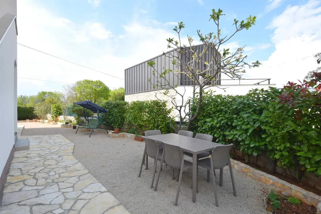 Air-Conditioned Room with Private Bathroom in Rasopasno