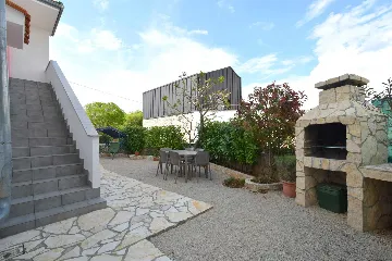 Air-Conditioned Room with Private Bathroom in Rasopasno