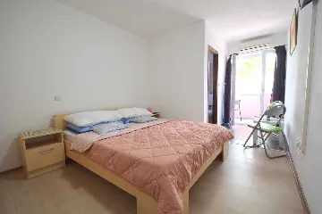 Air-Conditioned Room with Private Bathroom in Rasopasno