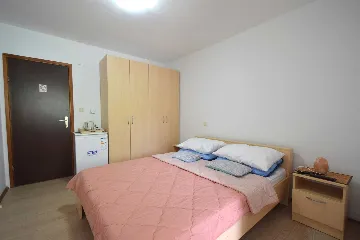 Air-Conditioned Room with Private Bathroom in Rasopasno