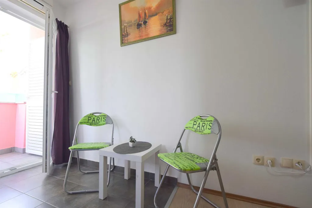 Air-Conditioned Room with Private Bathroom in Rasopasno