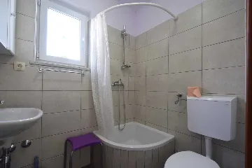 Air-Conditioned Room with Private Bathroom in Rasopasno