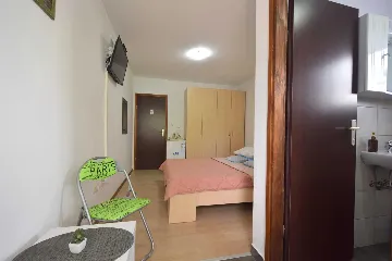 Air-Conditioned Room with Private Bathroom in Rasopasno