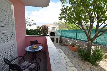 Air-Conditioned Room with Private Bathroom in Rasopasno