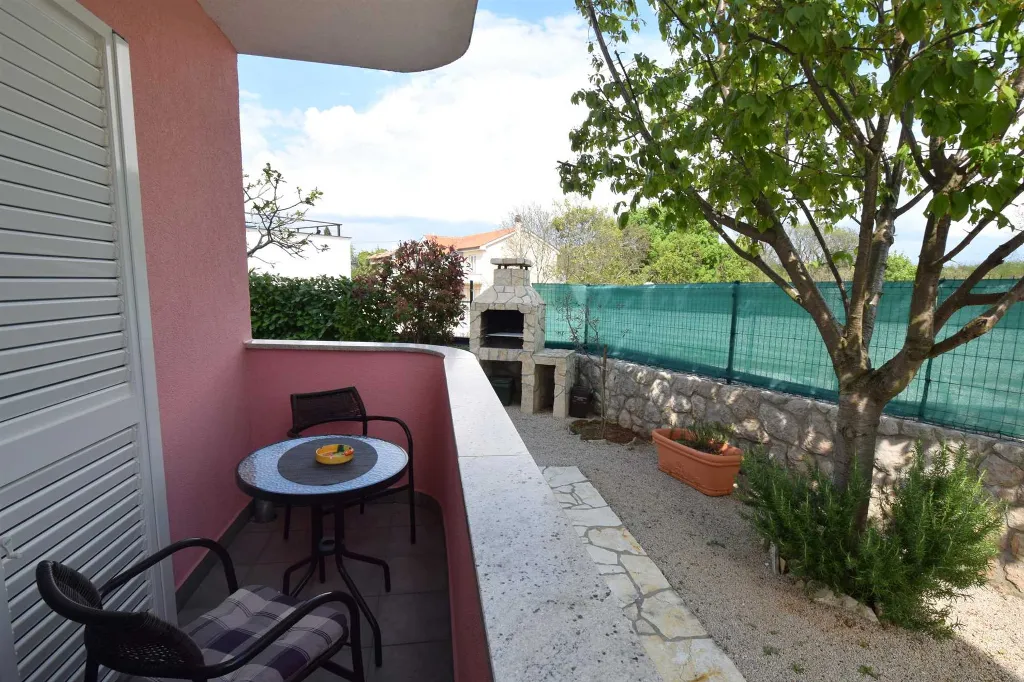 Air-Conditioned Room with Private Bathroom in Rasopasno