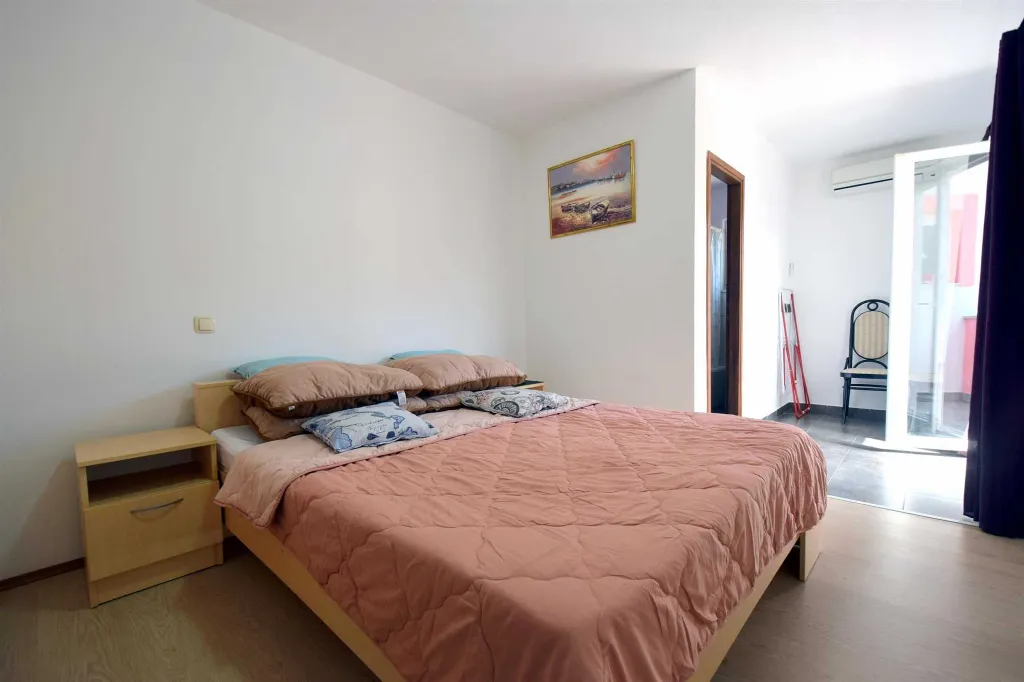 Rasopasno Air-Conditioned Room for 2 with Balcony