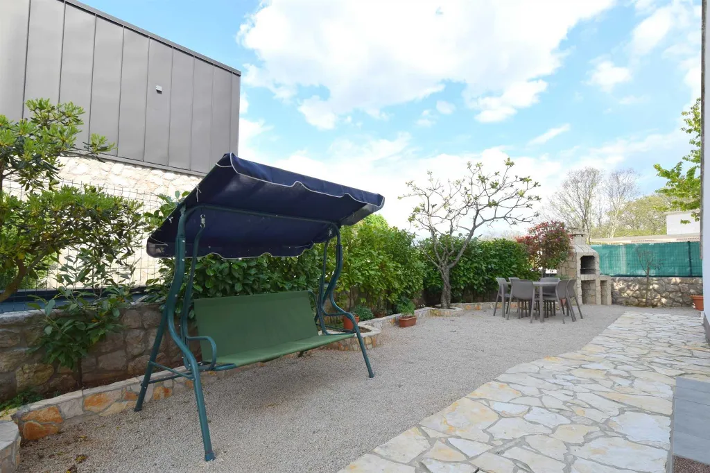 Two-Bedroom Apartment in Rasopasno for 5 Guests