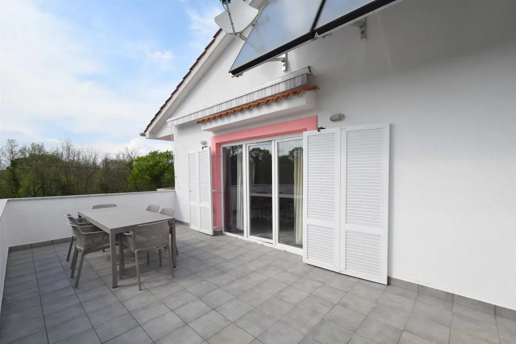 Two-Bedroom Apartment in Rasopasno for 5 Guests