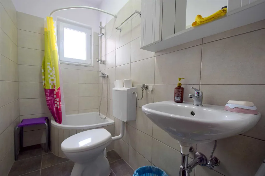 Two-Bedroom Apartment in Rasopasno for 5 Guests