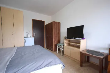 Two-Bedroom Apartment in Rasopasno for 5 Guests