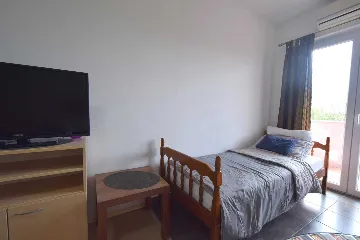 Two-Bedroom Apartment in Rasopasno for 5 Guests