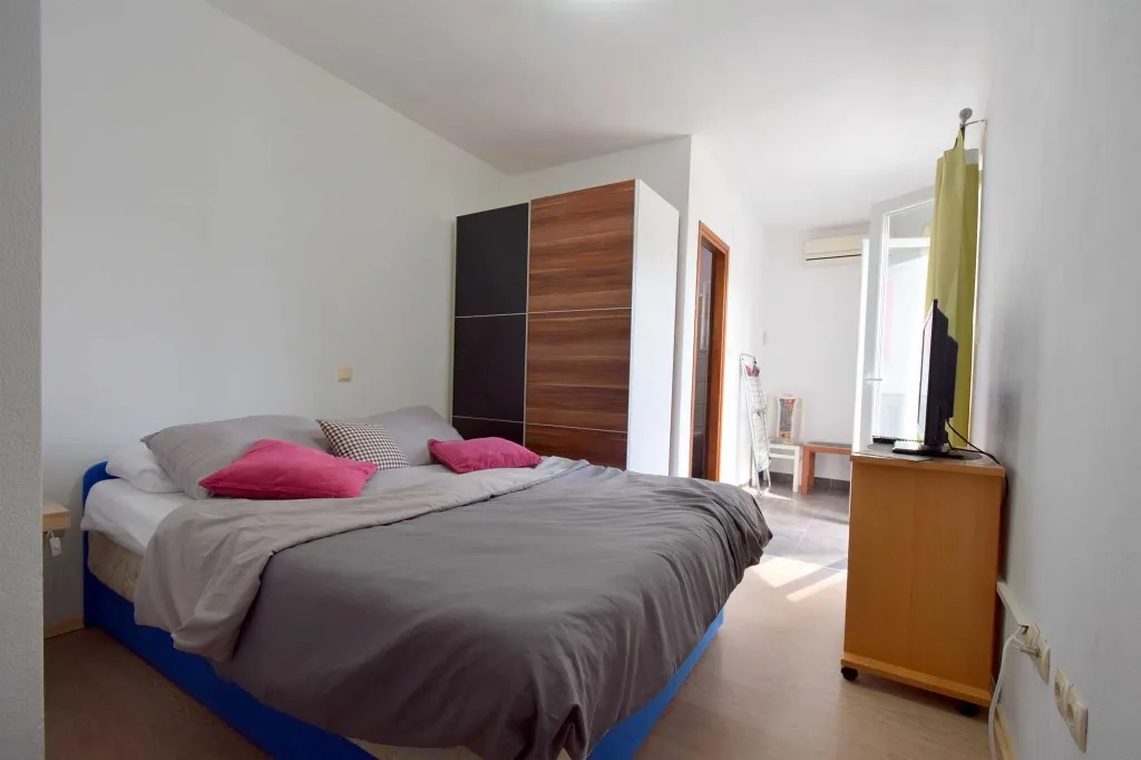 Two-Bedroom Apartment in Rasopasno for 5 Guests