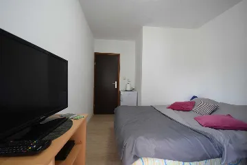 Two-Bedroom Apartment in Rasopasno for 5 Guests