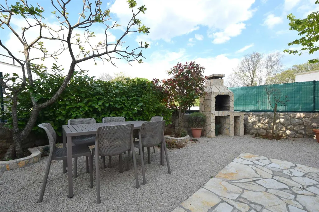Air-Conditioned Room in Rasopasno for 2 Guests