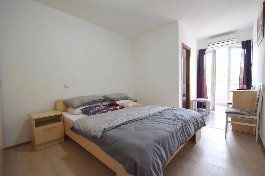 Air-Conditioned Room in Rasopasno for 2 Guests