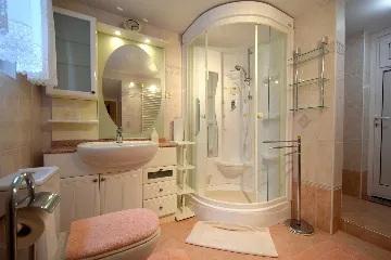 Holiday House in Gabonjin for Up to 6 Guests