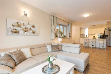 4-Bedroom Villa with Private Pool in Muraj