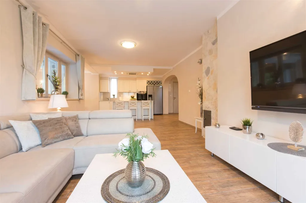 4-Bedroom Villa with Private Pool in Muraj