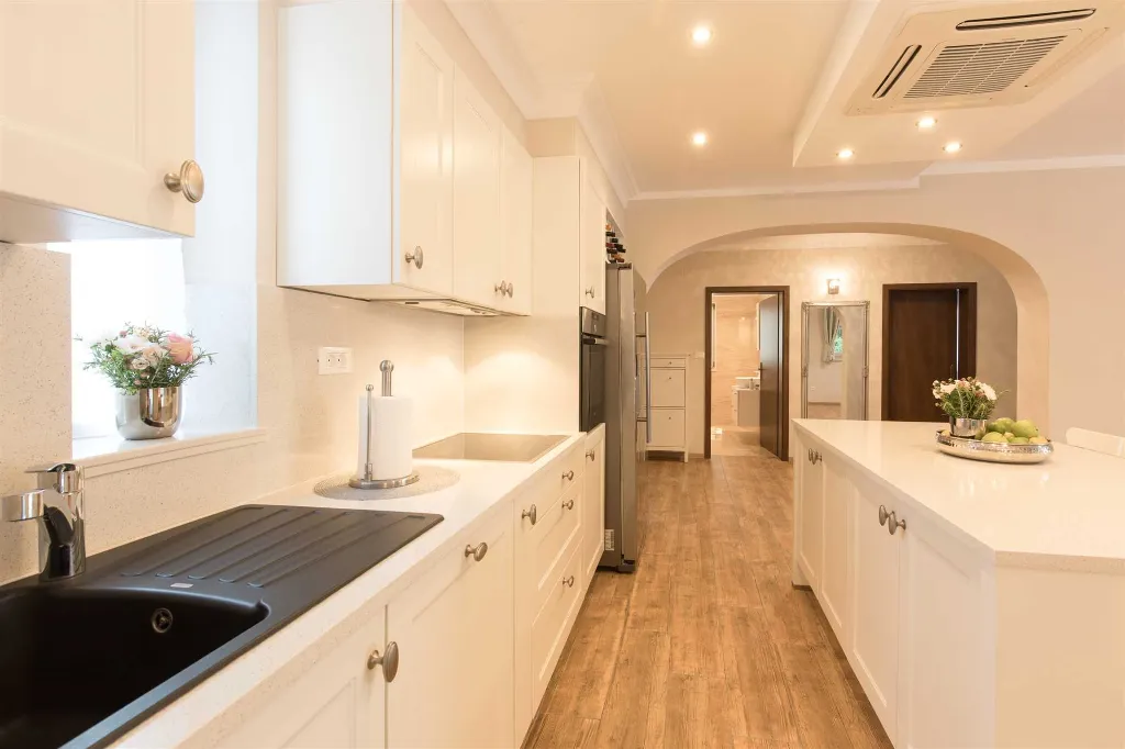 4-Bedroom Villa with Private Pool in Muraj