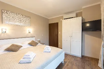 4-Bedroom Villa with Private Pool in Muraj