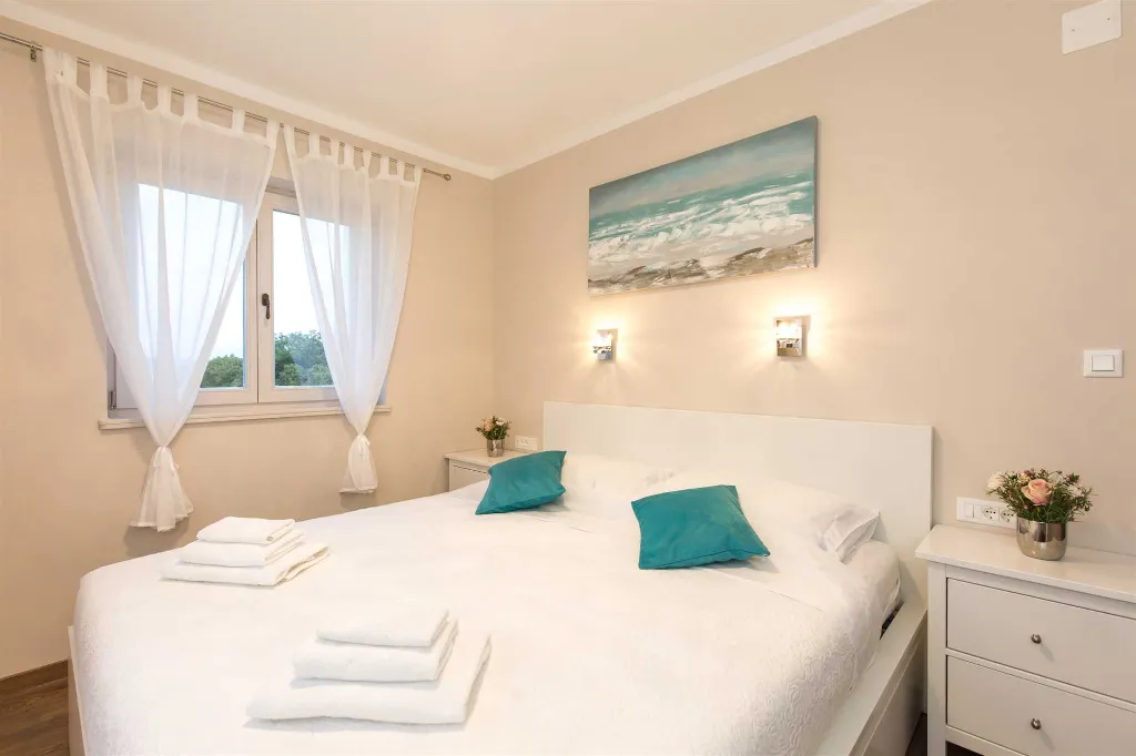 4-Bedroom Villa with Private Pool in Muraj