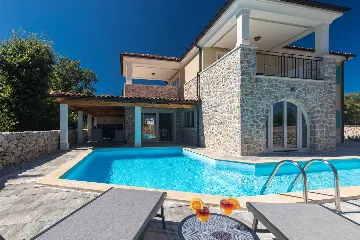 4-Bedroom Villa with Private Pool in Muraj