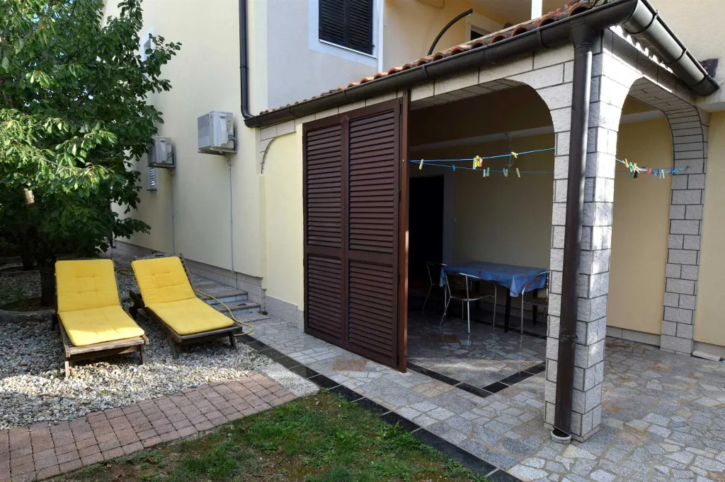 Njivice 1-Bedroom Apartment with Terrace for 3