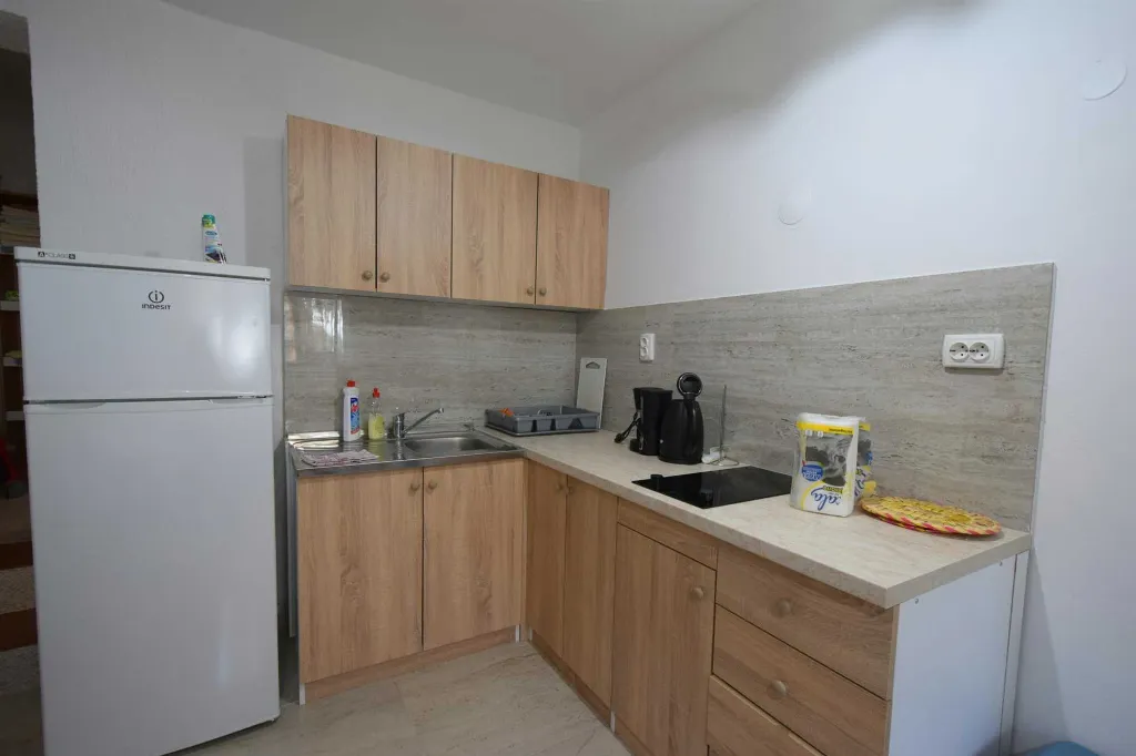 Njivice 1-Bedroom Apartment with Terrace for 3