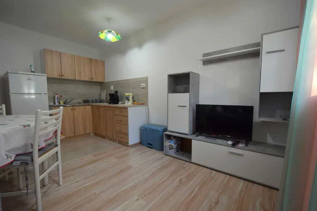 Njivice 1-Bedroom Apartment with Terrace for 3