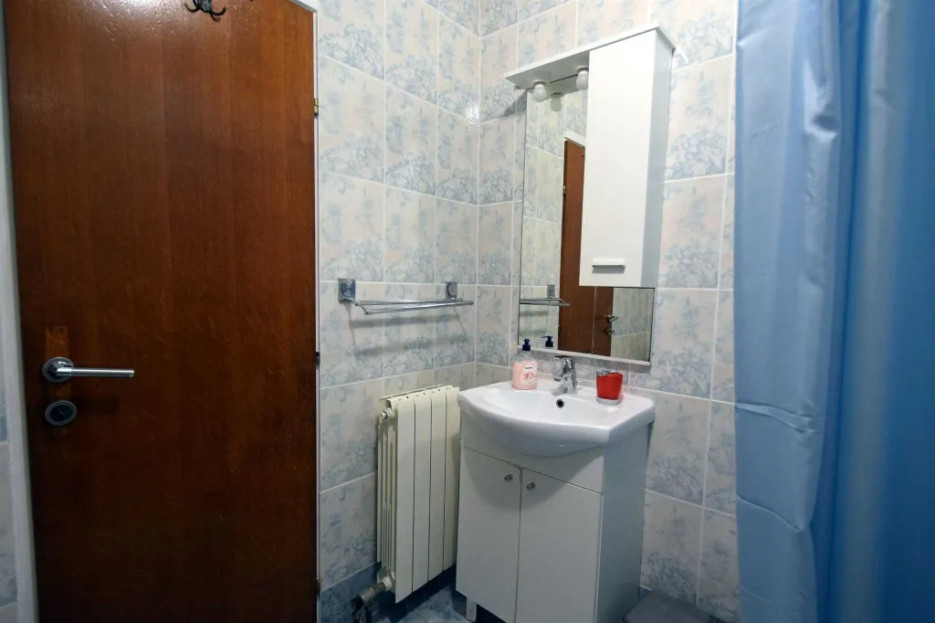 Njivice 1-Bedroom Apartment with Terrace for 3