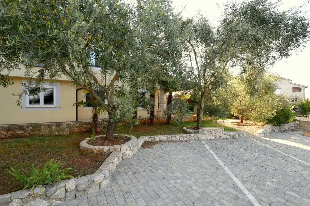 Njivice 1-Bedroom Apartment with Terrace for 3