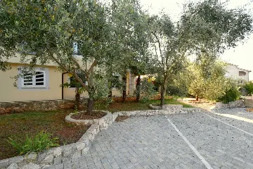 Njivice 1-Bedroom Apartment with Terrace for 3