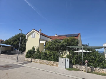 Njivice 1-Bedroom Apartment with Terrace for 3