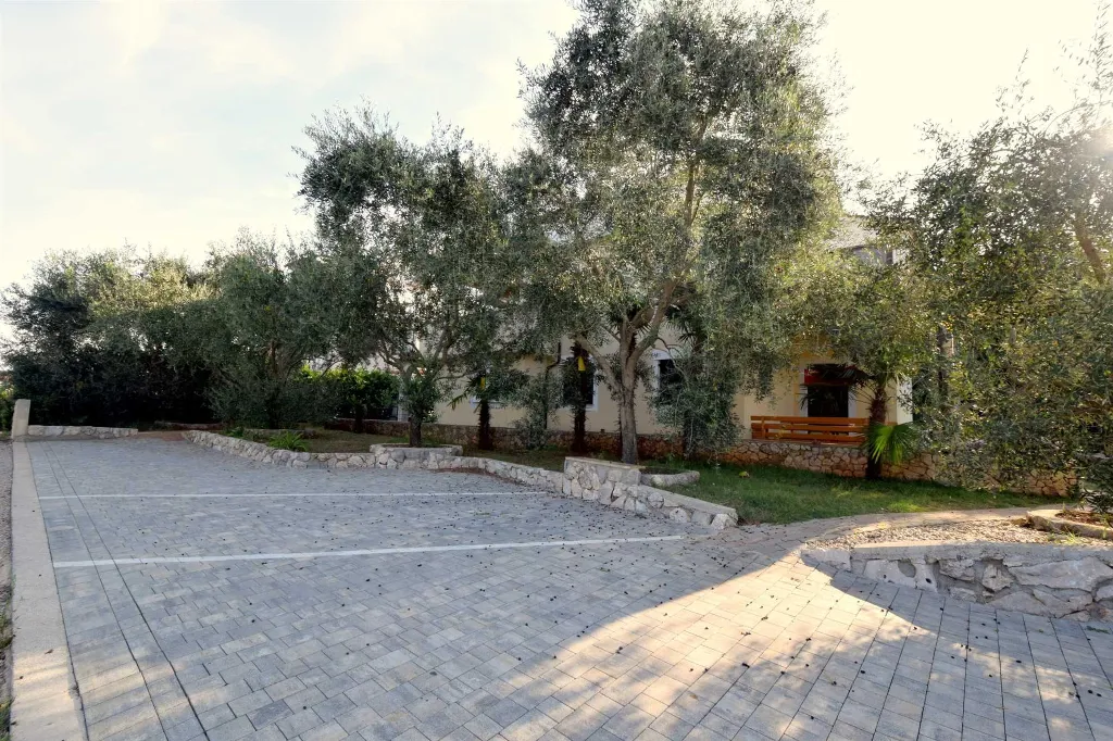 Ground-Floor Studio Apartment in Njivice for 2