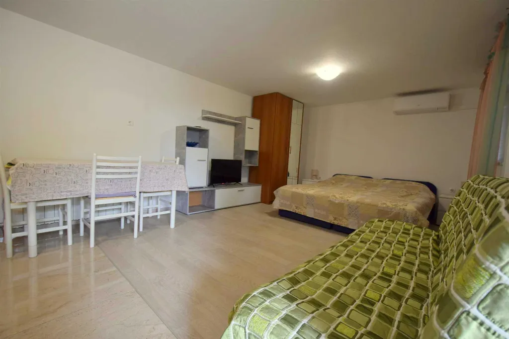 Ground-Floor Studio Apartment in Njivice for 2