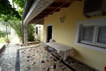 Ground-Floor Studio Apartment in Njivice for 2