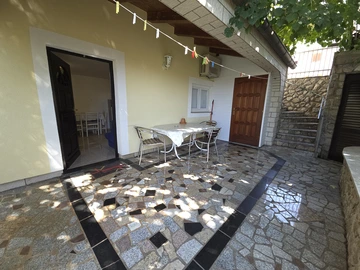 Ground-Floor Studio Apartment in Njivice for 2