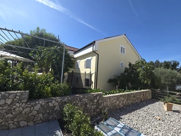 Njivice Family Apartment for Up to 10 Guests