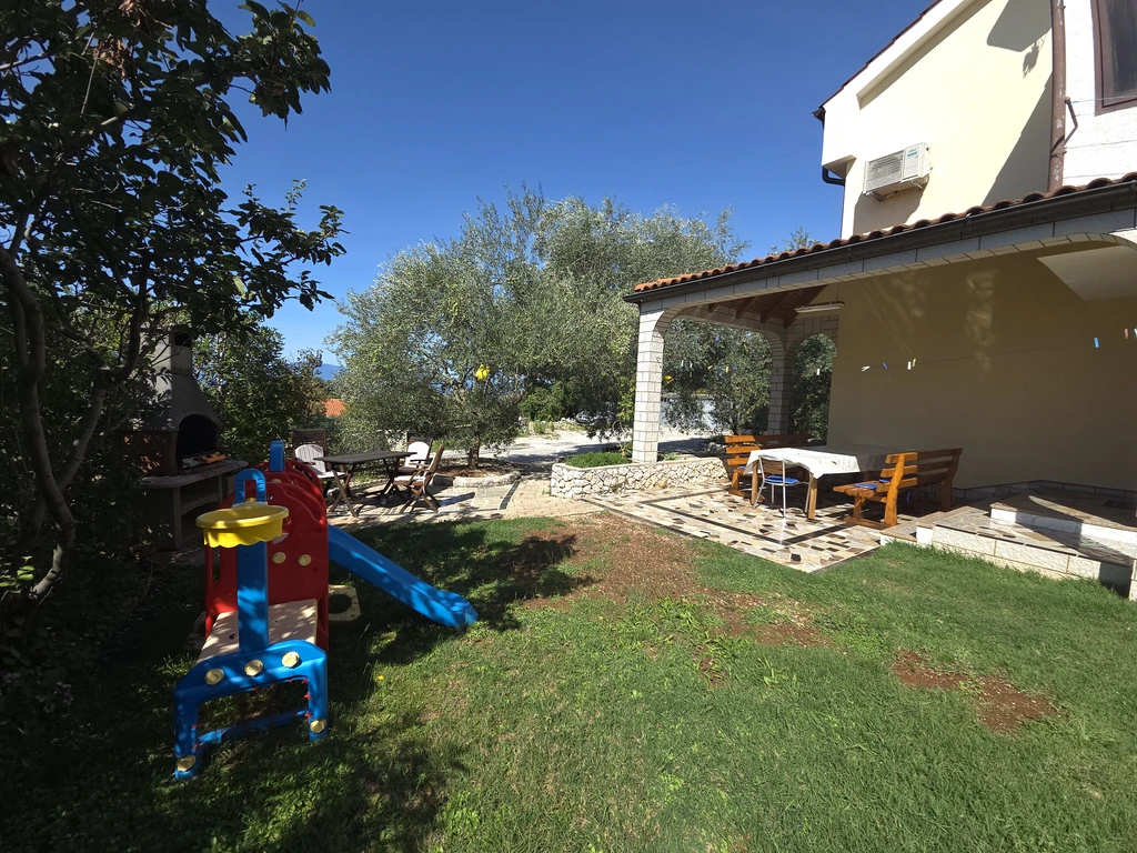 Njivice Family Apartment for Up to 10 Guests