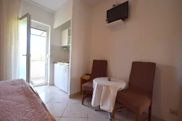 Air-Conditioned Studio Apartment in Malinska for 2