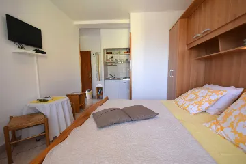 Air-Conditioned Studio Apartment for 2 in Malinska