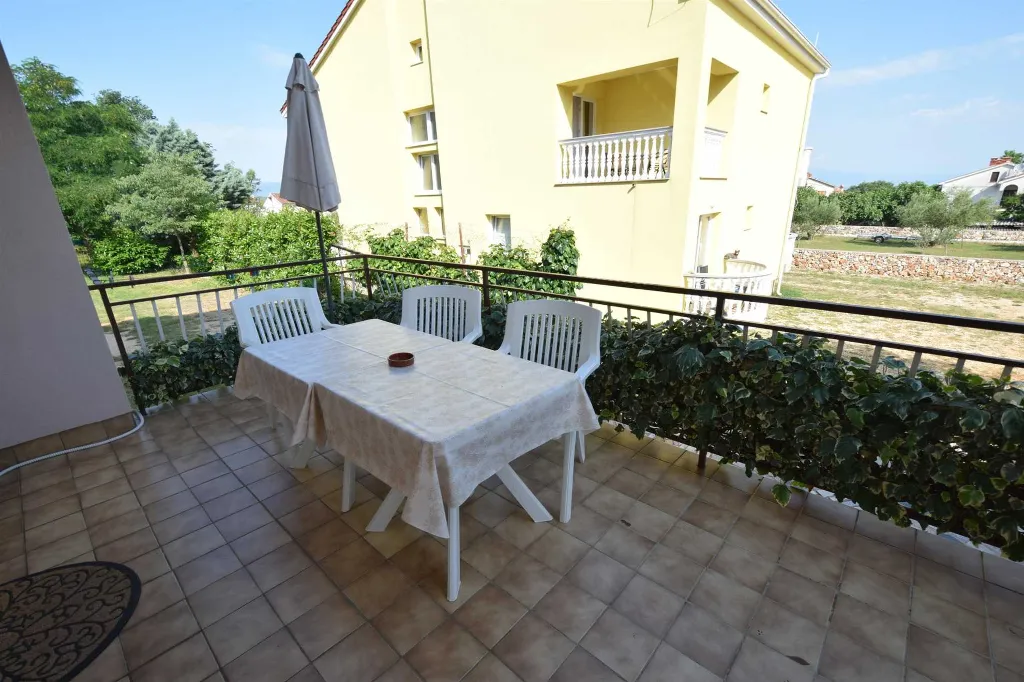 Malinska Apartment with Terrace for 3 Guests
