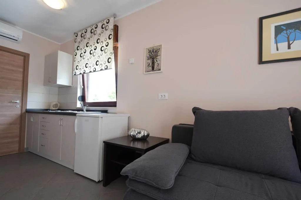 Malinska Studio Apartment for 2 Guests with Parking