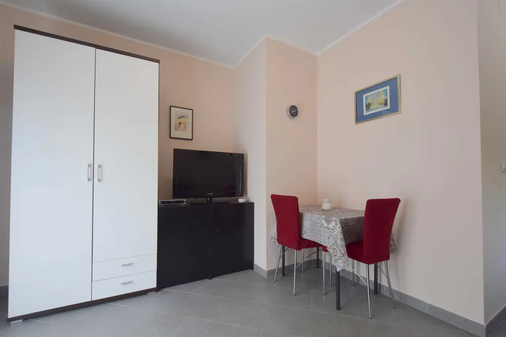 Malinska Studio Apartment for 2 Guests with Parking