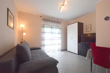 Malinska Studio Apartment for 2 Guests with Parking