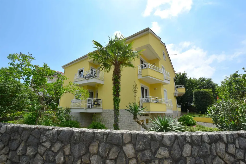 Malinska Studio Apartment for 2 Guests with Parking