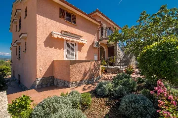 Porat 2-Bedroom Apartment for Up to 5 Guests