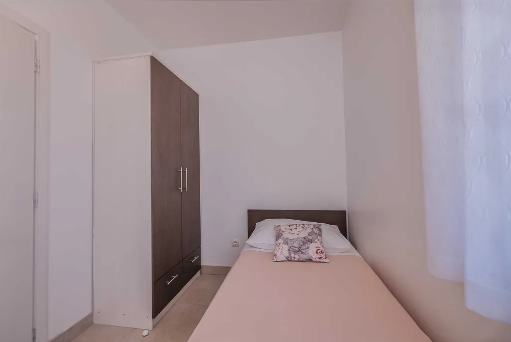 Porat 2-Bedroom Apartment for Up to 5 Guests