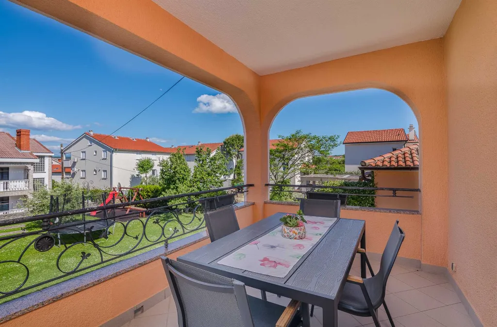 Porat 2-Bedroom Apartment for Up to 5 Guests