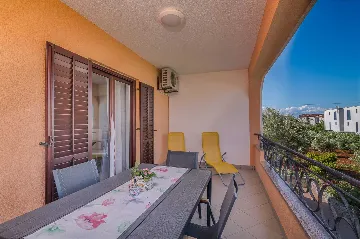 Porat 2-Bedroom Apartment for Up to 5 Guests